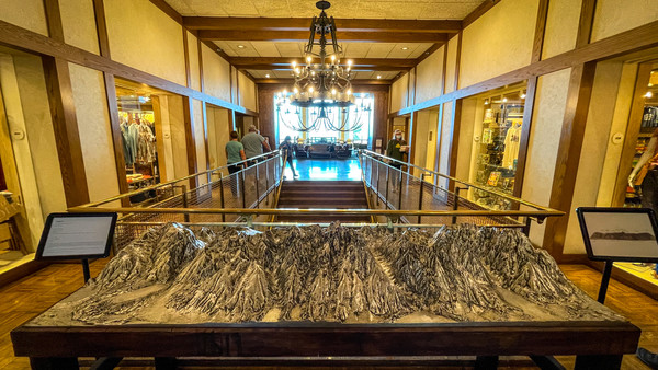 지금은 세계정세에 따라 냉전협상테이블 대신하여 그랜드테톤 산맥의 미니어쳐를 가져다 놓았다. @뉴스코리아 문성원 특파원