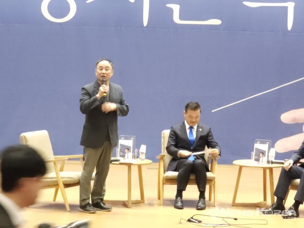 개그맨 서승만의 진행으로 토크 콘서트가 진행중이다. @뉴스코리아 최신 기자