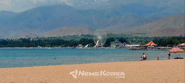 중앙아시아 대표 휴양지 '이식쿨 호수'는 날씨가 좋으면 천산이 보인다   @뉴스코리아 김상우 기자