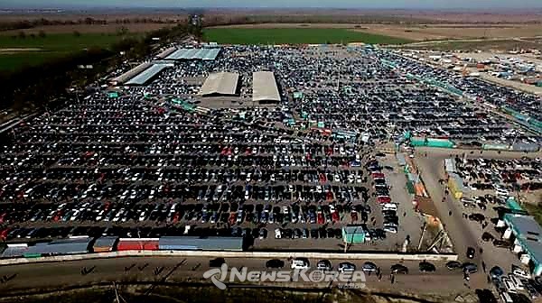 키르기스스탄 수도 '비슈케크' 외곽에 위치한 중고 자동차 시장 '리옴' 전경 @뉴스코리아 김상우 기자