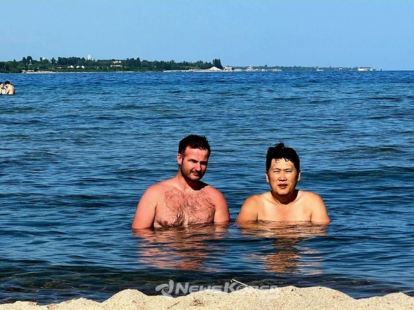 중앙아시아 대표 휴양지 '이식쿨 호수'는 날씨가 좋으면 천산이 보인다   @뉴스코리아 김상우 기자