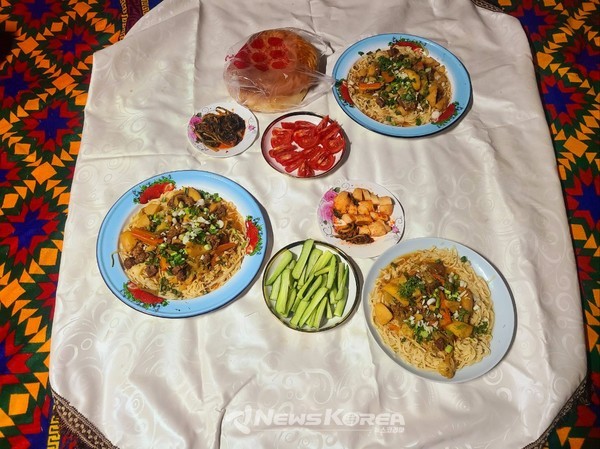동생이 준비한 리뾰시카 화덕빵과 가정식 상차림   @뉴스코리아 김상우 기자