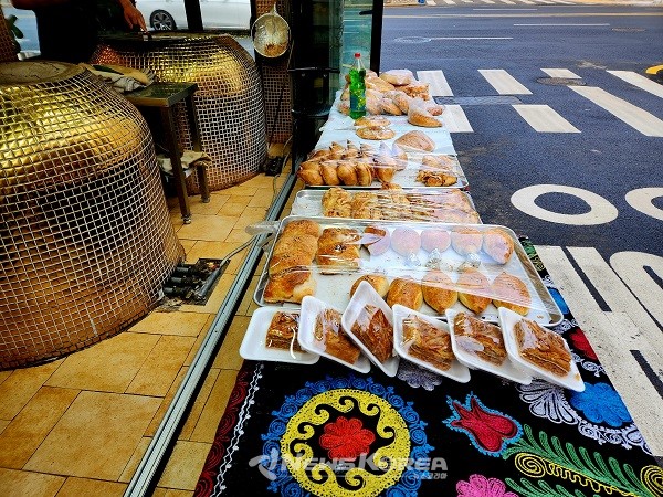 서울 광희동 중앙아시아 거리에서도 만날 수 있는 리뾰시카 빵   @뉴스코리아