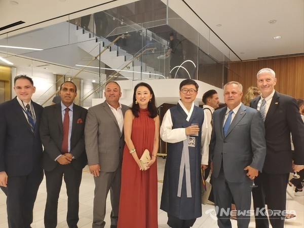 김의환 총영사가 주요 인사들과 기념 촬영을 하고 있다.  @뉴스코리아 정수현 특파원