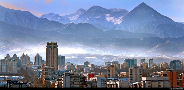 카자흐스탄 최대 도시 알마티에서 바라본 파노라마 풍경의 톈산 산맥 @나무위키