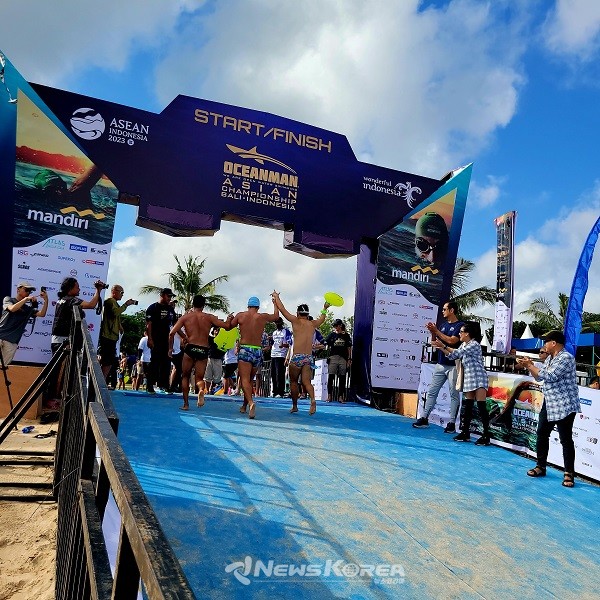 2023 오션맨 발리 릴레이 경기후 피니시 라인에 들어서는 오션맨 @뉴스코리아 허승규 특파원