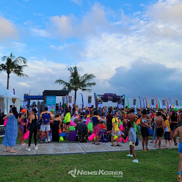 경기 출발 전에 몸을 푸는 오션맨과 응원을 위해 모인 가족들 @뉴스코리아 허승규 특파원