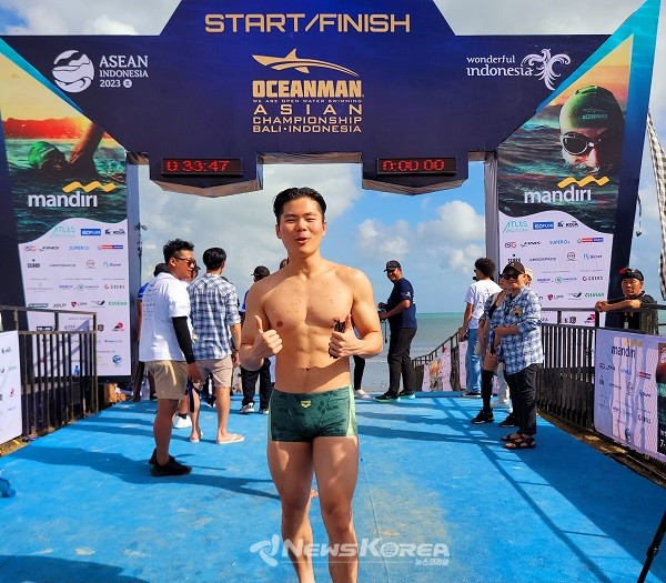 오션맨 대회에 첫 참가한 코리안 오션맨 조석현씨가 완영후 기념촬영을 하고 있다 @뉴스코리아 허승규 특파원