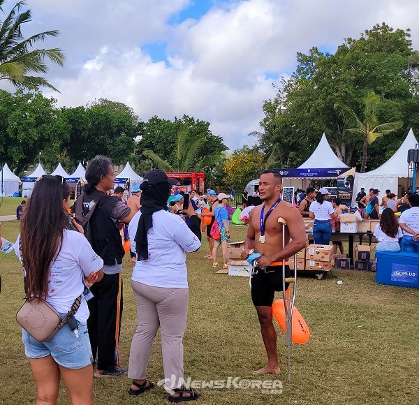 왼발이 없는 신체 장애를 극복하고 좋은 기록으로 완영한 오션맨 @뉴스코리아 허승규 특파원