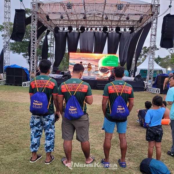 방글라데시에서 출전한 오션맨 @뉴스코리아 허승규 특파원