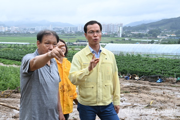 조병옥 음성군수가 수해 현장에서 주민에게 직접 피해상황을 듣고 있다. @음성군