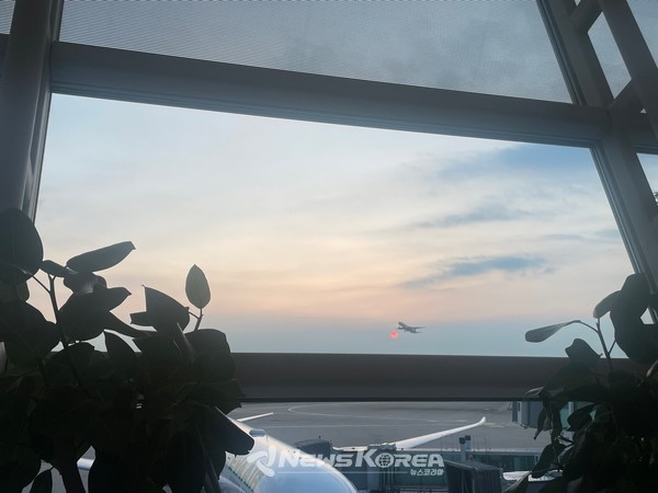 비행기와 달 @뉴스코리아 최신 기자