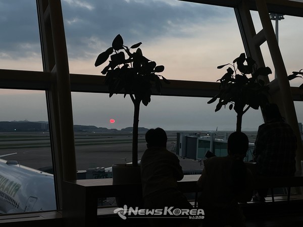 인천공항 활주로에서 보는 붉은 달 @뉴스코리아 최신 기자