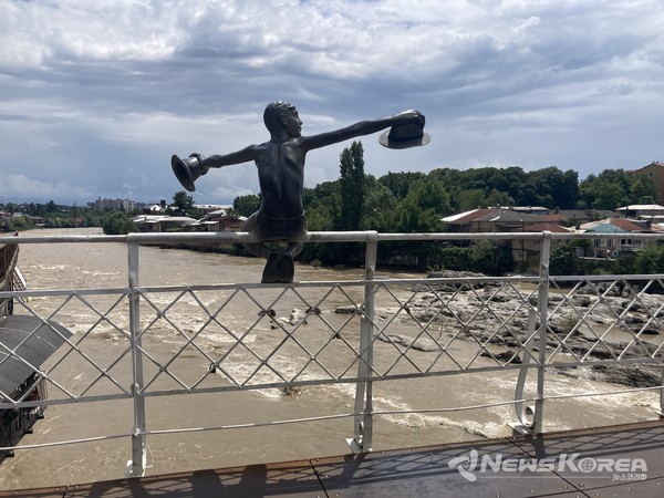 리오니 강(Rioni river) 하얀 다리(White Bridge) 위의 모자 소년 @뉴스코리아 손다희 특파원