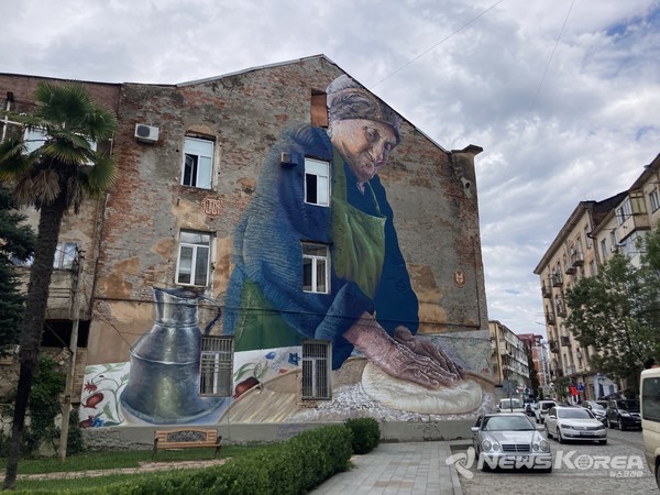쿠타이시 시내 예술 작품, 빵 굽는 할머니@뉴스코리아 손다희 특파원