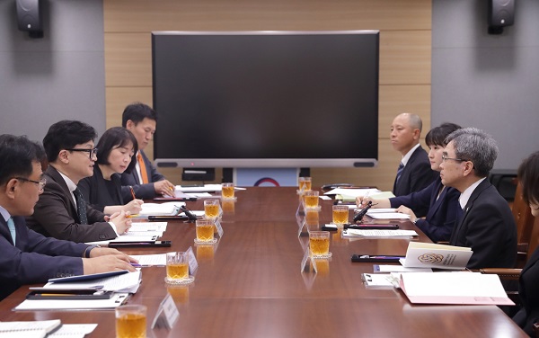 일본 출입국재류관리청장 키쿠치 히로시와 저출산·고령화 및 출입국·이민정책에 대한 회담을 진행하고 있는 한동훈 장관 @법무부