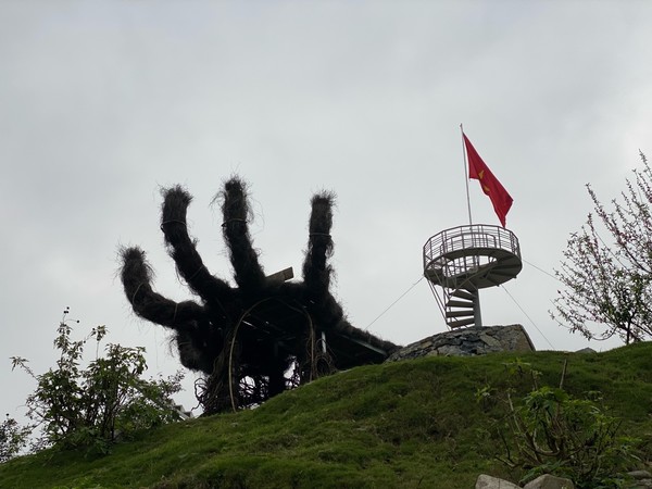 박썸 전망대의 손모양의 구조물 @뉴스코리아 이웅연 특파원 