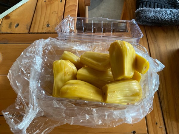 하장 시장에서 사온 잭플룻 과일 @뉴스코리아 이웅연 특파원 