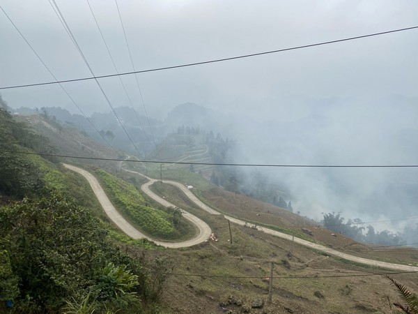 고개 중턱에서 바라본 하장의 산길 @뉴스코리아 이웅연 특파원 