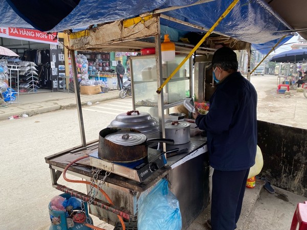 시골 초등학교앞에서 반미 파는 아저씨 @뉴스코리아 이웅연 특파원 