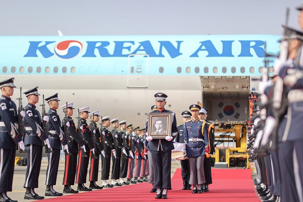 미스터션사인 ‘유진 초이’ 황기환 지사 유해 하기 및 운구 현장  @국가보훈부