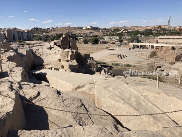 이집트 신전 앞에 쌍으로 세워두는 첨탑이 제작 도중 금이 가서 미완성인 채로 남아 있다. @뉴스코리아 손다희 특파원