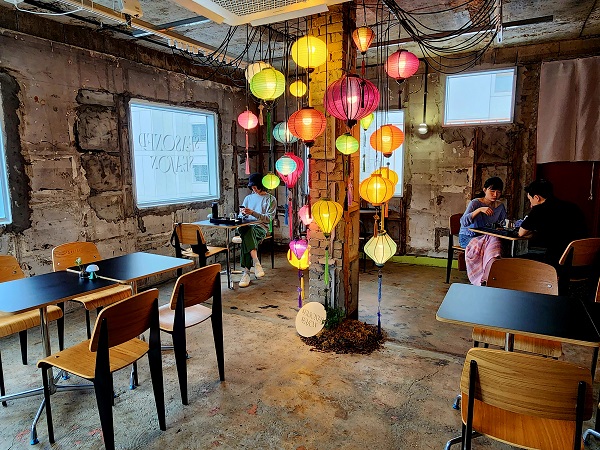 다양한 예술가들이 오가며 공연과 전시, 체험 프로그램을 선보이는 아뜰리에이자 티하우스이자 논알콜 칵테일 바 '시즌드시즌'  @뉴스코리아 허승규 기자