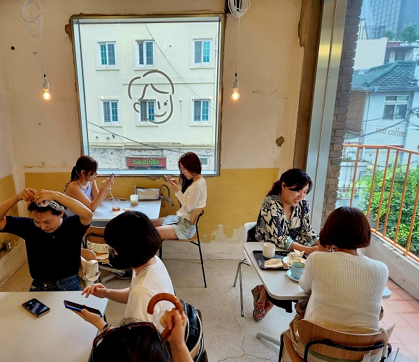 큼직한 창문들이 많았고, 테이블간 간격이 넓어 편하게 쉬기 좋았던 ‘유월커피’  @뉴스코리아 허승규 기자