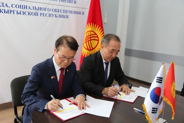 이정식 대한민국 고용노동부 장관과 키르기스스탄 노동사회이주부 장관  @뉴스코리아