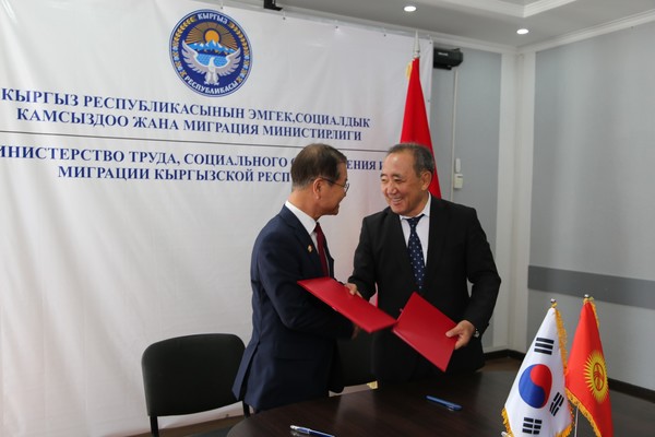 양국 노동부 장관들이 양해각서를 체결후 악수하고 있다. @뉴스코리아