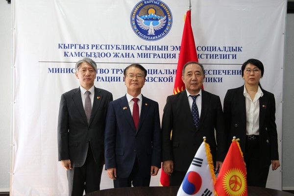 주키르기스스탄 이원재 대사, 이정식 고용노동부 장관이 포즈를 취하고 있다. @뉴스코리아