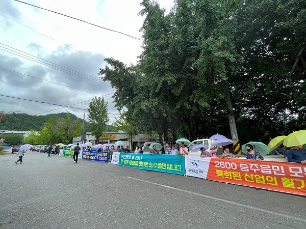 지난 19일 열린 전남형 균형발전 300 프로젝트 현장 평가에서 승주읍 주민들이 열띤 응원전을 펼치고 있다  @순천시