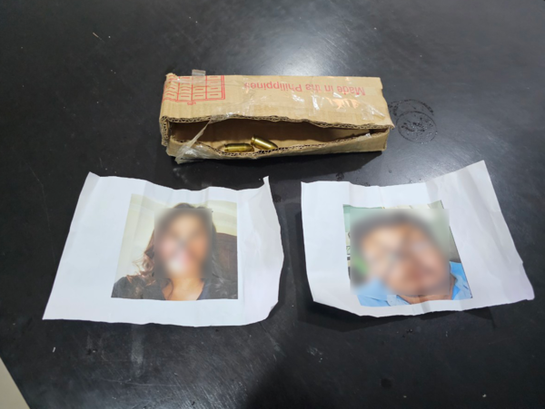 검은색 리본으로 포장된 종이 박스 안에 총알 2정과 J씨와 매니져 C씨 얼굴 사진에  x  표기 @뉴스코리아