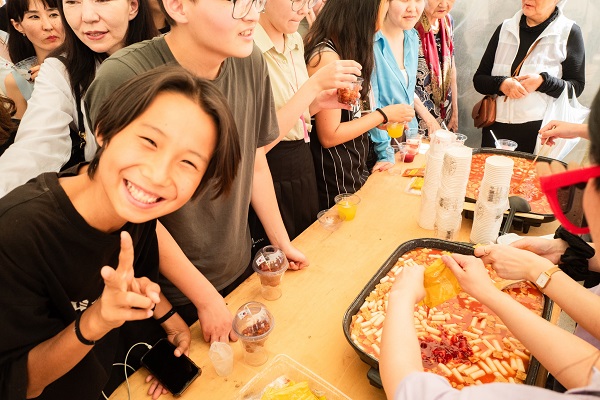 카자흐스탄의 수도 아스타나의 국립아스타나발레극장에서 개최된 '한국문화 한마당' 축제에서 한국관광공사와 aT한국농수산식품유통공사 알마티 사무소가 야외광장에서 빙수, 오미자차, 닭강정과 떡볶이 등 K-푸드 시식 행사를 진행했다 @주카자흐스탄 한국문화원