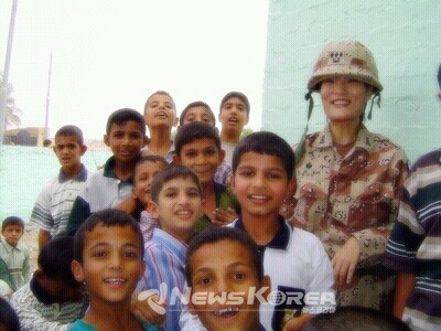 320의료지원단(제마부대) 이라크 파병 중 초등학교 방문하여 기념품 전달(2003년, 이라크 낫시리아) @본인 제공