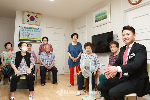 오언석 구청장이 경로당을 방문했다 @도봉구 제공