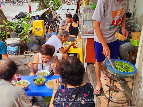 이른 아침부터 바쁘게 시작되는 일상을 '베트남식 해장국' 포(pho)로 함께 하는 하노이 사람들 @뉴스코리아 허승규 특파원