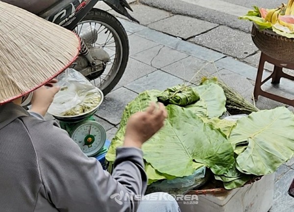 고기, 생선, 채소, 과일, 콩과 같은 여러 가지 재료를 넣은 '베트남식 찹쌀밥' 쏘이(xoi) @뉴스코리아 허승규 특파원