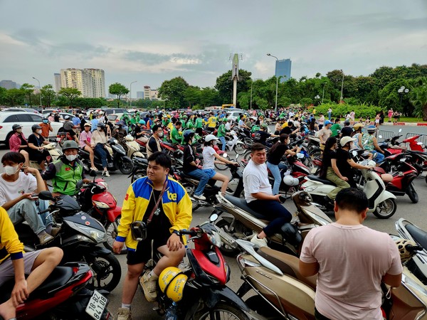 공연장에서 약 1km 전방에 바리케이트를 치고 차량을 통제하는 모습  @뉴스코리아 허승규 특파원