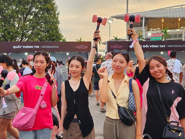 행복만 느끼기에도 시간이 부족한 일상에서 걱정보다는 늘 설레고 즐거운 일들만 가득하길  @뉴스코리아 허승규 특파원