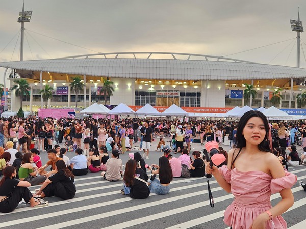 케이팝을 사랑하는 사람들이 모인 미딩국립경기장  @뉴스코리아 허승규 특파원