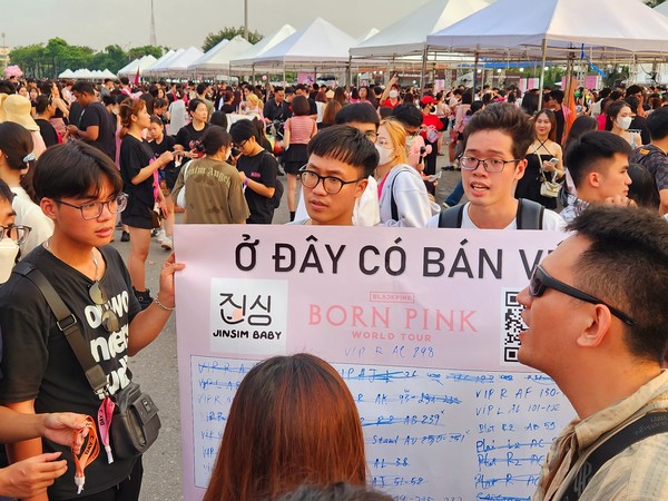 팬들이 준비한 다양한 응원 문구들이 곳곳에 보인다. @뉴스코리아 허승규 특파원