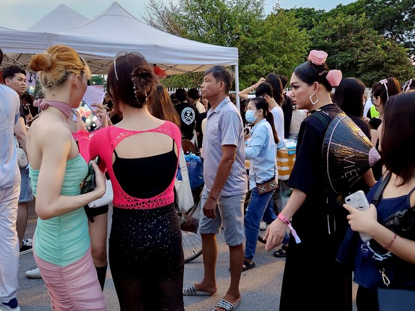 베트남 전통의상을 입은 관객부터 암표상에 잡상인까지 인산인해를 이루는 공연장 앞 풍경 @뉴스코리아 허승규 특파원