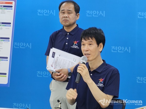 박재현 천안시 문화복지국장이 언론과 질의응답을 하고 있다.  @뉴스코리아 최신 기자
