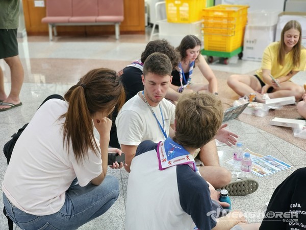 우천시 실내 프로그램 진행방식 의견을 듣고있는 본지에서 파견한 영어 통역사 이수진 기자.@뉴스코리아 최신 기자