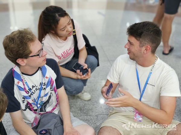 잼버리 대원들의 의견을 듣고있다. @뉴스코리아 최신 기자