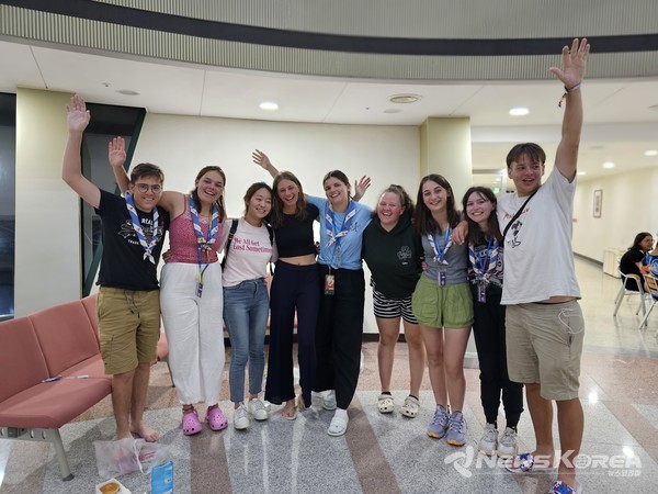 통역사로 긴급 투입된 본지 기자와 잼버리 대원들 @뉴스코리아 최신 기자