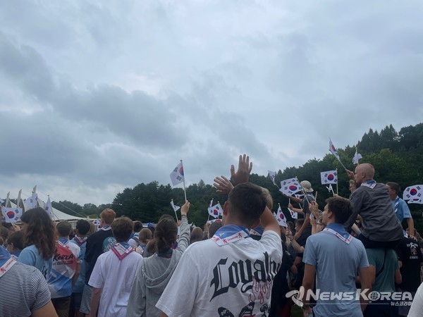 독립기념관앞에서 잼버리 대원들이 태극기를 흔들고 있다. @뉴스코리아 최신 기자