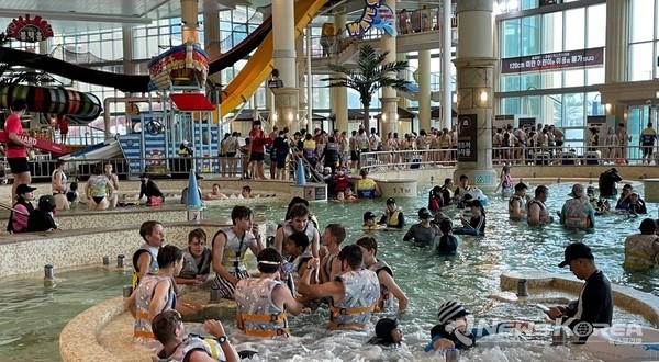 소노벨 천안에서 물놀이중인 대원들 @천안시