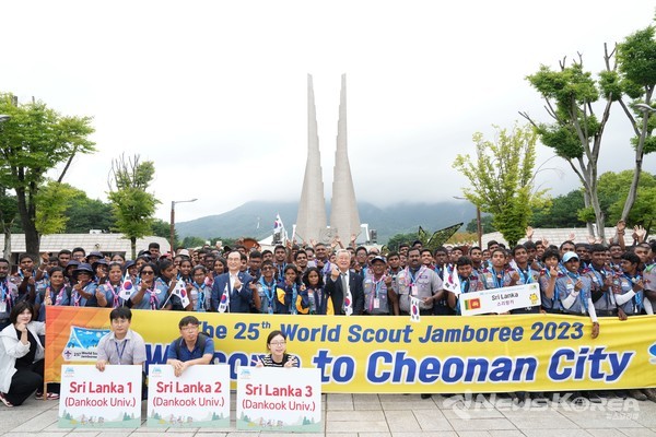 독립기념관에서 박상돈 천안시장과 잼버리 대원들이 함께 기념촬영을 하고 있다. @뉴스코리아 최신 기자